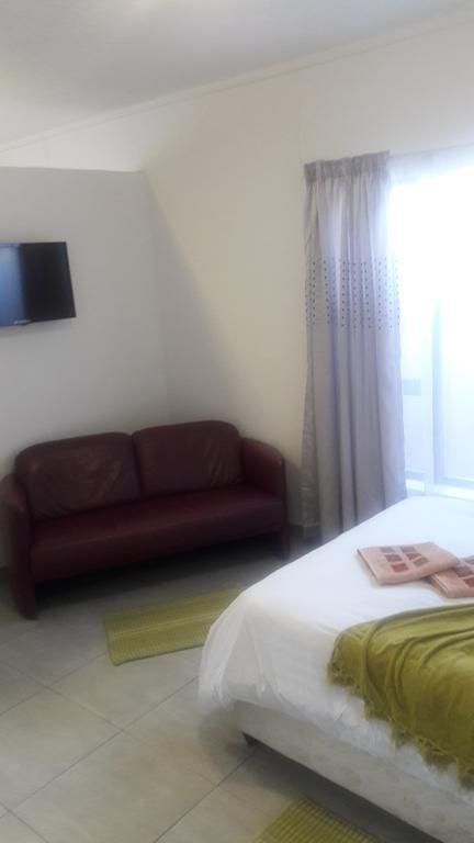Self-Catering Studio, Unit 6 On Krupp Windhoek Luaran gambar